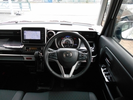 シンプルだけど、使っていて飽きの来ない運転席周り。