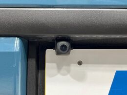 【バックカメラ】駐車時に後方がリアルタイム映像で確認できます。大型商業施設や立体駐車場での駐車時や、夜間のバック時に大活躍！運転スキルに関わらず、今や必須となった装備のひとつです！