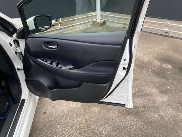 乗り降りで多く使用する運転席ドアですが、目立った傷や汚れもなく綺麗です！