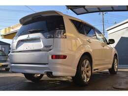 納車前には『陸運支局認証の提携工場』にて『豊富な国家資格を持つメカニック』により整備をせていただきます。