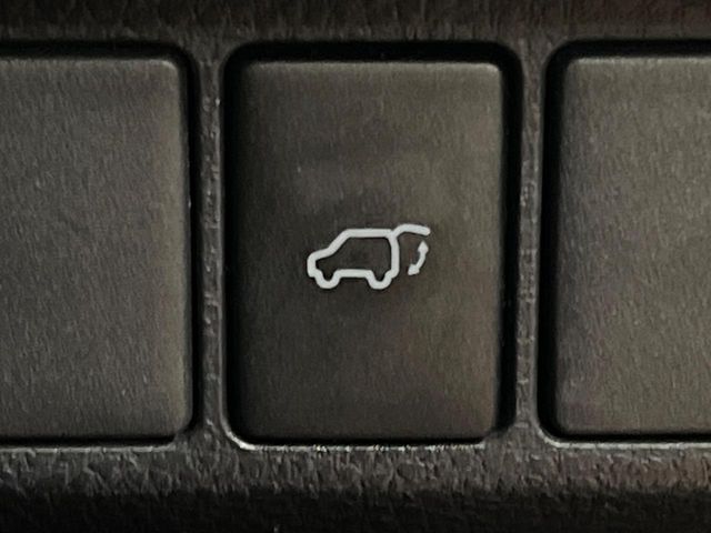 【パワーバックドア】スマートキーや運転席のボタンを押すだけでリアゲートが自動で開閉します！荷物を持っている時や、高い位置にあるバックドアを閉める際に便利な機能です♪