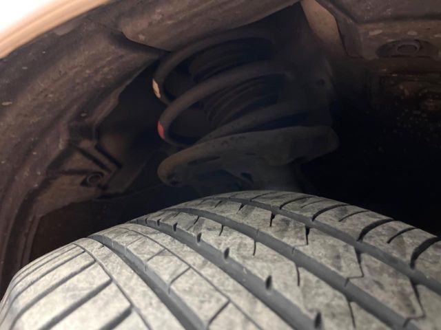 お車を安心してお乗りいただく為には、足回りの定期点検が欠かせません。サービスサポート（有償保証）では無料点検もご提供しており、安心のカーライフをお過ごしいただけるサポート体制が整っています。