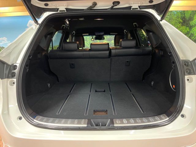 積み下ろしのしやすいデッキにはたっぷりと荷物を積み込んでいただけます。遊びから仕事まで、様々なシーンで頼れます♪