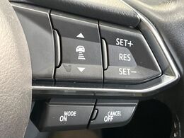 【マツダ・レーダークルーズコントロール】高速道路での長距離走行が楽に！自動で速度を保つクルーズコントロールが、衝突軽減システムと連携し、前方の車両を感知して車間を保つように速度調節してくれます！！