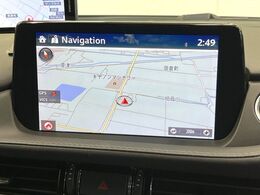 【8インチマツダコネクト】車内の雰囲気にマッチした大型のディスプレイ。スマホ接続でのナビ使用やBluetooth再生等、様々な機能が楽しめます。直感的なダイヤル操作が可能で、使い勝手も良好です。