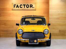 ボディは往年のレーシングカー「ブリタックス」をモチーフとしたカラーリングで全塗装。ボディは明るいイエローカラーで、ルーフやフェンダー、グリルやヘッドライトをブラックで色分けしています。