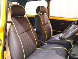 湿気で色褪せのしやすいモケットのルーフライニングはルーフカラーにあわせたブラックレザータイプへ新品交換。その他の内装装備はオリジナルのままなので、貴重な純正カセットオーディオもそのまま残っています