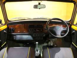 内装はブラックを基調としたCABANAシートで張り替えを実施。ひび割れが出やすいウッドパネルも綺麗な状態を保っており、大事にされていた前オーナーの愛情が伝わってくるコンディションです