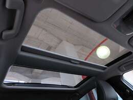 人気OPパノラマルーフ付で、開放感ある車内を演出してくれます♪