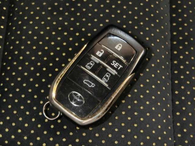 スマートキーです。ポケットなどキーが近くに有れば、エンジンの始動が出来ます。