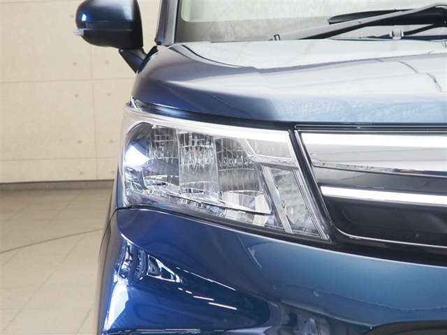 LEDヘッドライトです。デザイン性がよくとても明るいので、夜間の走行や悪天候でも安心です。しかも長寿命！