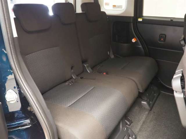 ゆとりを確保した設計の後席スペースで、心地よい乗り心地を感じられます。乗り降りもラクラクです♪