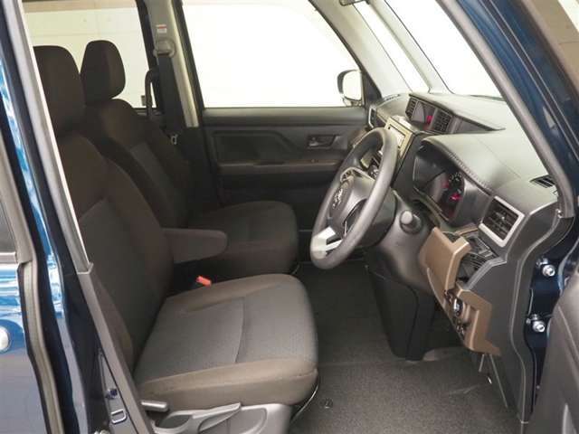 乗り降りしやすいフロントシート。