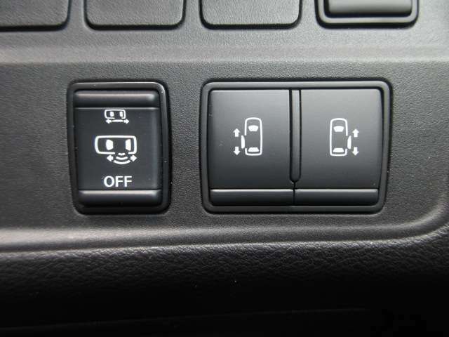 ミニバンだからこそ欲しいアイテム、電動ドアも両側に装備！運転席からも開閉操作が出来て便利なアイテムです！
