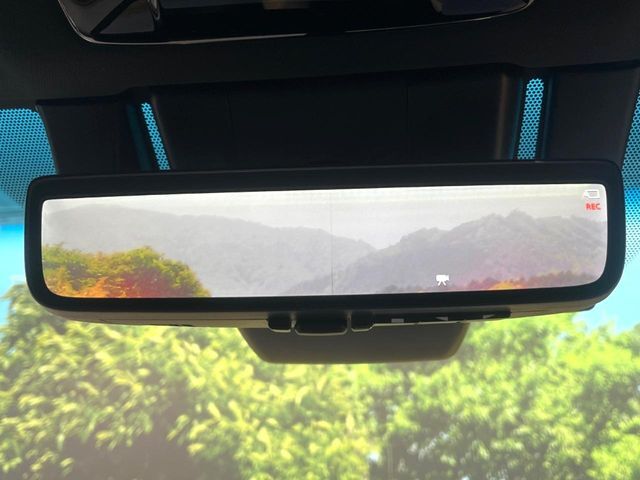 【デジタルインナーミラー】後席の大きな荷物や同乗者で後方が確認しづらい時でも安心！カメラが撮影した車両後方の映像をルームミラー内に表示。クリアな視界で状況の確認が可能です！