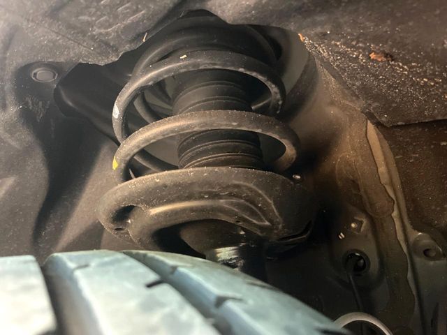 お車を安心してお乗りいただく為には、足回りの定期点検が欠かせません。サービスサポート（有償保証）では無料点検もご提供しており、安心のカーライフをお過ごしいただけるサポート体制が整っています。