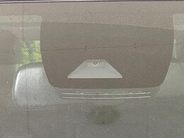 【トヨタセーフティセンス】走行中に前方の車両等を認識し、衝突しそうな時は警報とブレーキで衝突回避と被害軽減をアシスト。より安全にドライブをお楽しみいただけます。