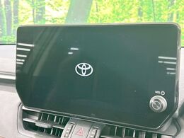 【ナビ機能付き10.5型ディスプレイオーディオ】ナビ機能搭載の他、お持ちのスマートフォンと連携して、ナビやbluetoothでの音楽再生が可能です♪デザインはもちろん操作性も良好！