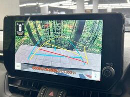 【バックカメラ】駐車時に後方がリアルタイム映像で確認できます。大型商業施設や立体駐車場での駐車時や、夜間のバック時に大活躍！運転スキルに関わらず、今や必須となった装備のひとつです！