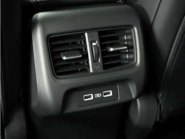 リア席専用のエアコン吹き出し口やUSB充電口も装備されており、みんなで快適ドライブ！