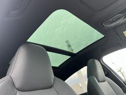 【サンルーフ】スイッチを入れると自動で開閉するサンルーフ。快適で明るい室内空間をもたらすとともに効率的なベンチレーションによって室内環境の向上も実現するパノラマサンルーフを装備。