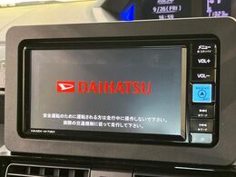 【純正ナビ】人気の純正ナビを装備しております。ナビの使いやすさはもちろん、オーディオ機能も充実！キャンプや旅行はもちろん、通勤や買い物など普段のドライブも楽しくなるはず♪