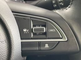 【アダプティブクルーズコントロール】高速道路での長距離走行が楽に！！自動で速度を保つクルーズコントロールが、衝突軽減システムと連携し、前方の車両を感知して車間を保つように速度調節してくれます！！