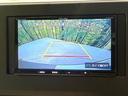 【バックカメラ】駐車時に後方がリアルタイム映像で確認できます。大型商業施設や立体駐車場での駐車時や、夜間のバック時に大活躍！運転スキルに関わらず、今や必須となった装備のひとつです！