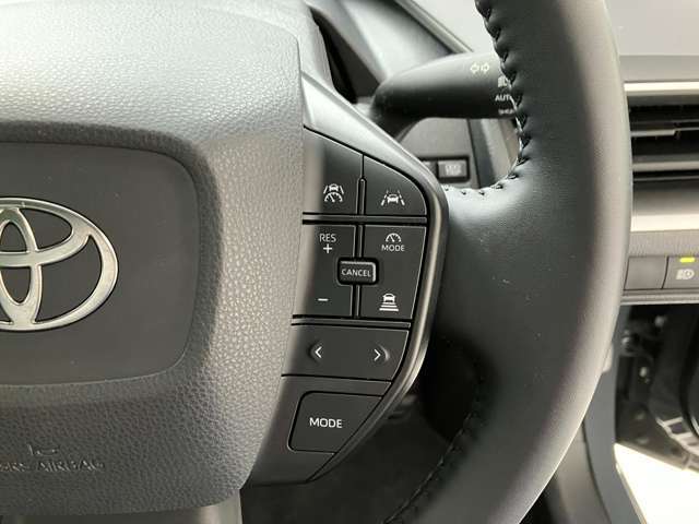 前方の車との車間を設定し、スピードを上げたり緩めたりを自動で行ってくれる追尾式の「レーダークルーズ」。上級装備の一つです！高級車にしかつかない嬉しい機能です。