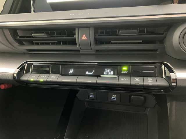 オートエアコンは温度を設定するだけで、自動で風量などを設定してくれます。運転しながら操作も必要ないので、安全性も向上します。