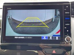 【バックカメラ】駐車時に後方がリアルタイム映像で確認できます。大型商業施設や立体駐車場での駐車時や、夜間のバック時に大活躍！運転スキルに関わらず、今や必須となった装備のひとつです！