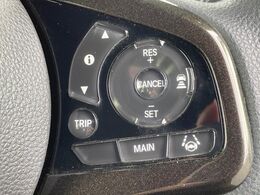 【ホンダセンシング】走行中に前方の車両等を認識し、衝突しそうな時は警報とブレーキで衝突回避と被害軽減をアシスト。より安全にドライブをお楽しみいただけます。