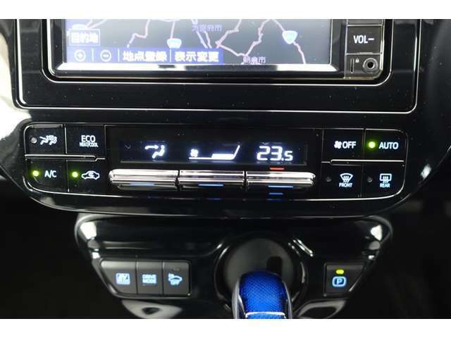 ★エアコンはオートタイプが装着済みです！オートモードにしておけば、車内温度を設定するだけで風の料や吹き出し口の切り替えを機械が行ってくれます！一年中快適な環境を作れますよ♪