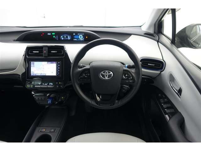 スタイリッシュなインパネ周りです！運転の際、常に目にする部分は、シックにまとめた飽きの来ないデザインが人気です！