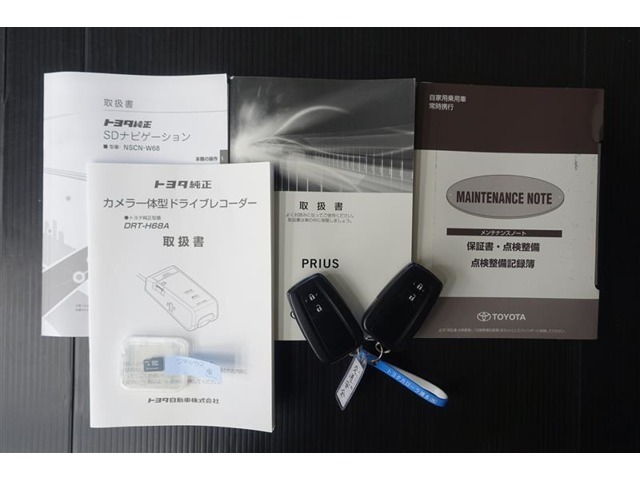 メンテナンスノート、取扱説明書付いています！おクルマの情報が、ギュッと凝縮★　今までの整備記録が記載されている、大事な物です★