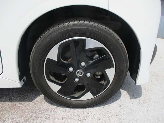 日産純正のアルミホイールが装着されてます。ボディデザインとマッチしておりカッコイイですね。