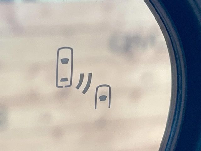 【ブラインドスポットモニター】走行中、ドアミラーの死角になりやすい箇所に後続車が接近するとサイドミラーのレンズに警告を表示！ドライバーに注意喚起をしてくれます。