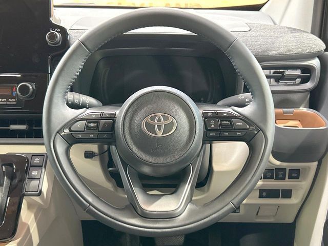 【純正革巻きステアリング】上質な革を使用することで、手にしっかり馴染みとても運転しやすいハンドルです♪