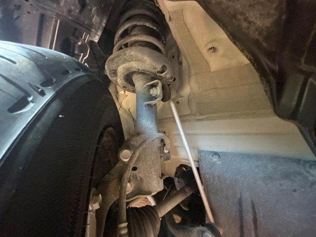 お車を安心してお乗りいただく為には、足回りの定期点検が欠かせません。サービスサポート（有償保証）では無料点検もご提供しており、安心のカーライフをお過ごしいただけるサポート体制が整っています。