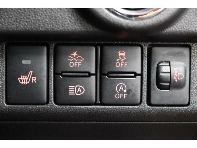 衝突軽減装置などのスイッチがこちら！不要な場合はこちらのスイッチを押してオフの選択ができます。運転席にはシートヒーターを装備！
