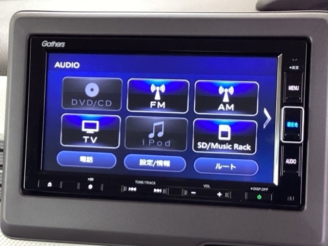ナビ機能だけでなく、ミュージックサーバー、Bluetooth、フルセグテレビ、DVDとCD再生など、オーディオ機能がついています。
