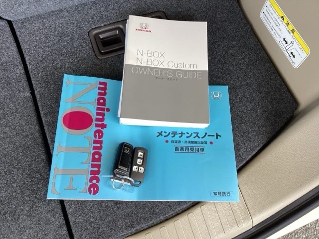 メンテナンスノート【整備記録簿】、取説も揃っています。スマートキーはバッグなどにしまったままボタン操作でエンジンの始動・停止ができて大変便利です。