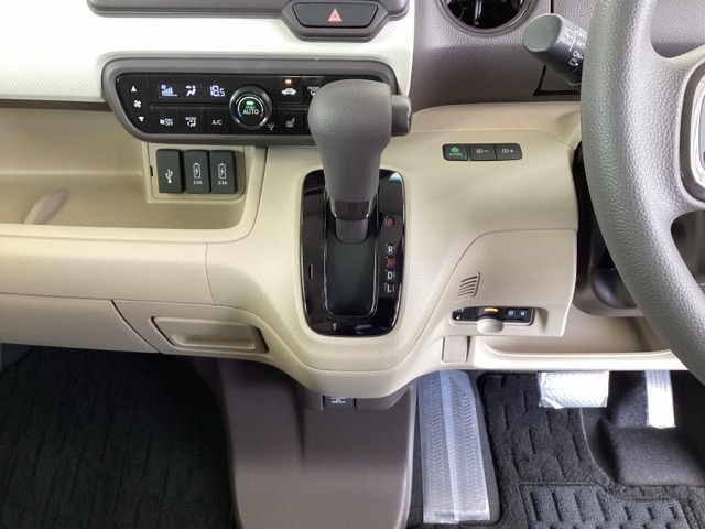 足元スッキリ、インパネシフトです。パーキングブレーキはフットブレーキタイプなので、運転席と助手席の間がスッキリしています。