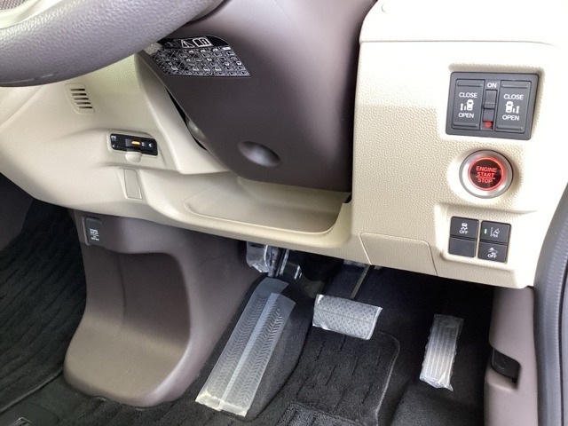 左側に高速で便利なETCがあり、また、便利な電動スライドドア、横滑りを防ぐVSAなどのスイッチは、運転席の右側、手の届きやすい位置にあります。