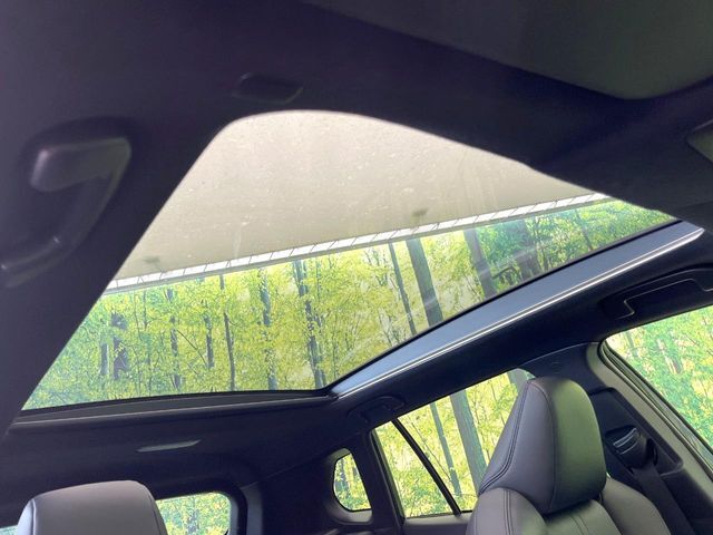 【パノラマルーフ】大型のガラスルーフ搭載で車内の解放感が一気にアップ！開放的なドライブをお楽しみいただけます。