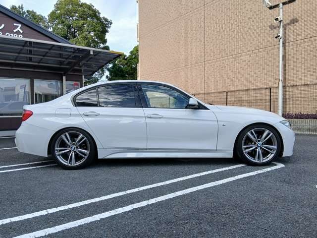 車両販売以外にも整備や車検、鈑金、ドラレコやAftermarketナビ取り付け、ガラスコーティング施工なども専門店ならではの安心価格にて対応可能です。
