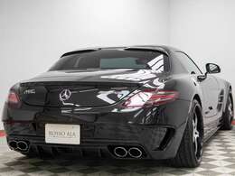 SLS AMGは、AMG社の優れたレーシングカー技術を結集したプレミアムカーです。スタイルは、ロングノーズにショートデッキというスポーツカー。
