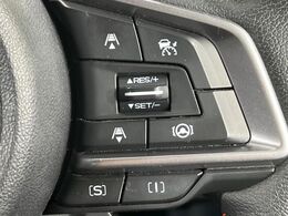 【全車速追従機能付クルーズコントロール】高速道路での長距離走行が楽に！！自動で速度を保つクルーズコントロールが、衝突軽減システムと連携し、前方の車両を感知して車間を保つように速度調節してくれます！！