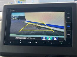 【バックカメラ】駐車時に後方がリアルタイム映像で確認できます。大型商業施設や立体駐車場での駐車時や、夜間のバック時に大活躍！運転スキルに関わらず、今や必須となった装備のひとつです！