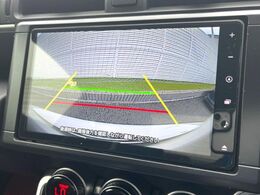 【バックカメラ】駐車時に後方がリアルタイム映像で確認できます。大型商業施設や立体駐車場での駐車時や、夜間のバック時に大活躍！運転スキルに関わらず、今や必須となった装備のひとつです！
